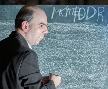 Letzte Stunde: Freestyle – einer schreibt "DDR". Letzte Stunde: Freestyle – einer schreibt "DDR".