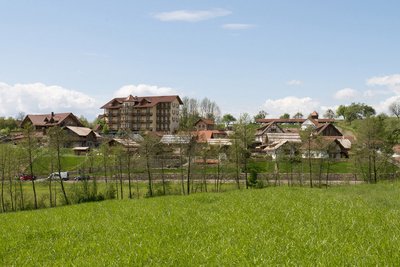 Das Hotel Sonnenhof mit Dörfle von Einöd aus. 