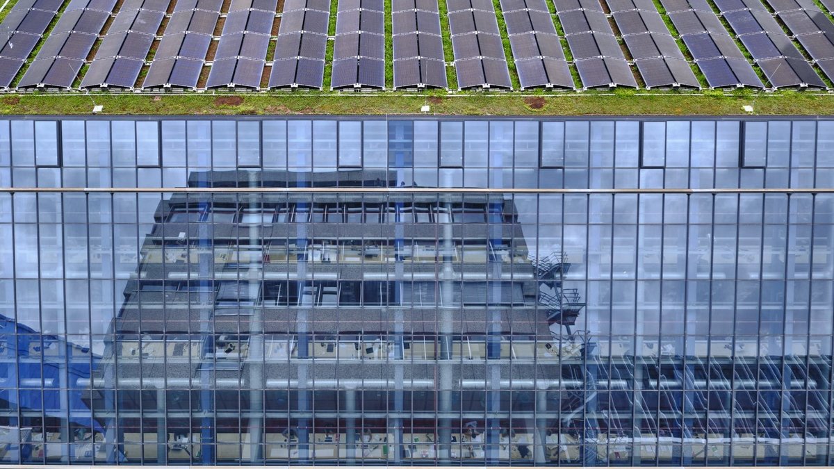 Das Dach macht sich Solarenergie zunutze. 