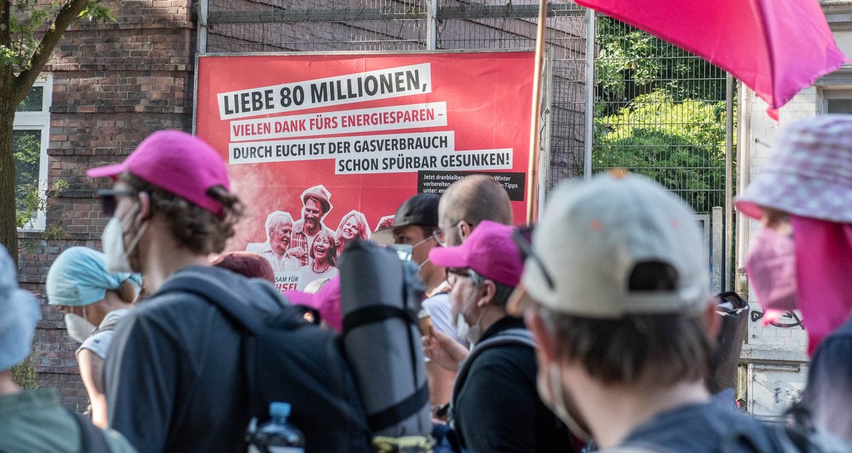 Wer Gas spart, hat Geld für die Gasumlage. Vielleicht bedanken sich demnächst auch die Energieunternehmen bei den 80 Millionen. Gesehen bei der System-Change-Demo von Ende Gelände am 13. August in Hamburg. Foto: Jens Volle