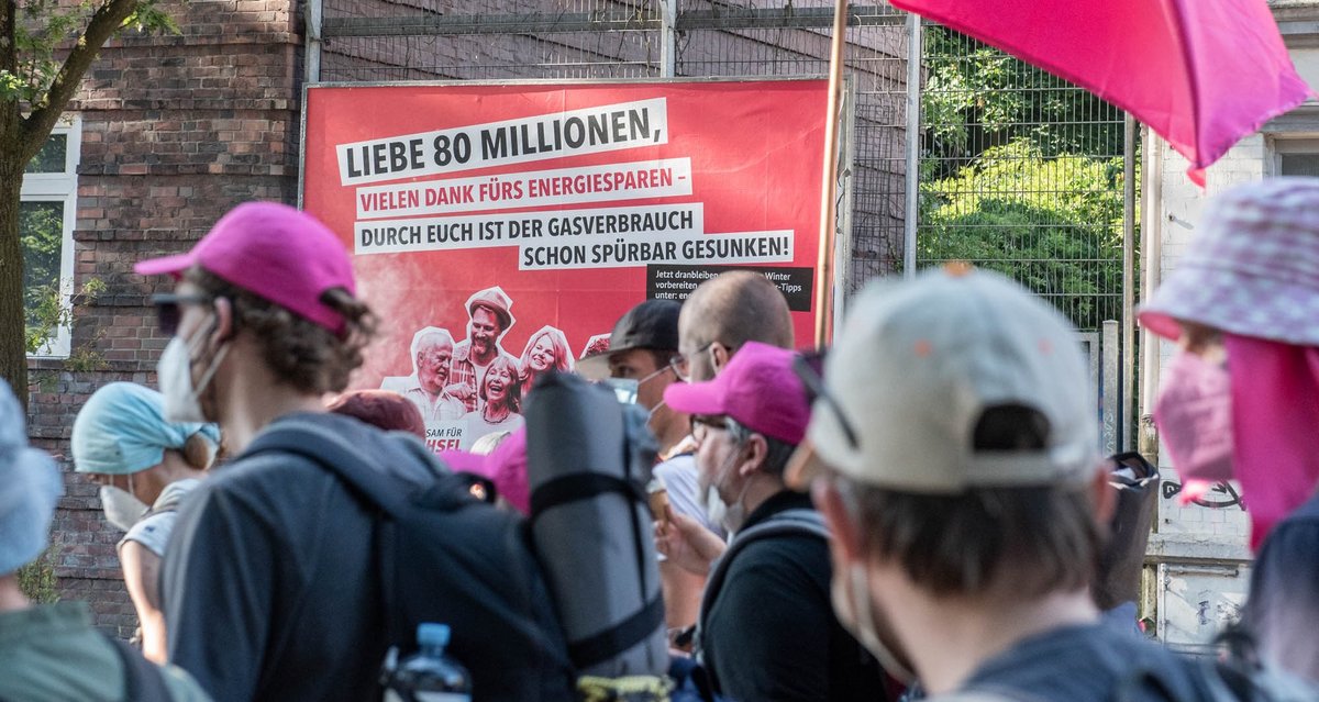Wer Gas spart, hat Geld für die Gasumlage. Vielleicht bedanken sich demnächst auch die Energieunternehmen bei den 80 Millionen. Gesehen bei der System-Change-Demo von Ende Gelände am 13. August in Hamburg. Foto: Jens Volle Wer Gas spart, hat Geld für die Gasumlage. Vielleicht bedanken sich demnächst auch die Energieunternehmen bei den 80 Millionen. Gesehen bei der System-Change-Demo von Ende Gelände am 13. August in Hamburg. Foto: Jens Volle