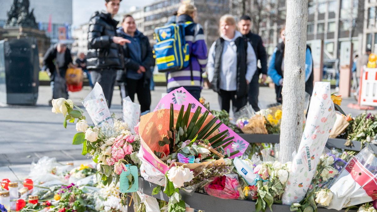 Mit Blumen und Kränzen gedenken Mannheimer:innen der Opfer der Amokfahrt in den Planken. Fotos: Jens Volle