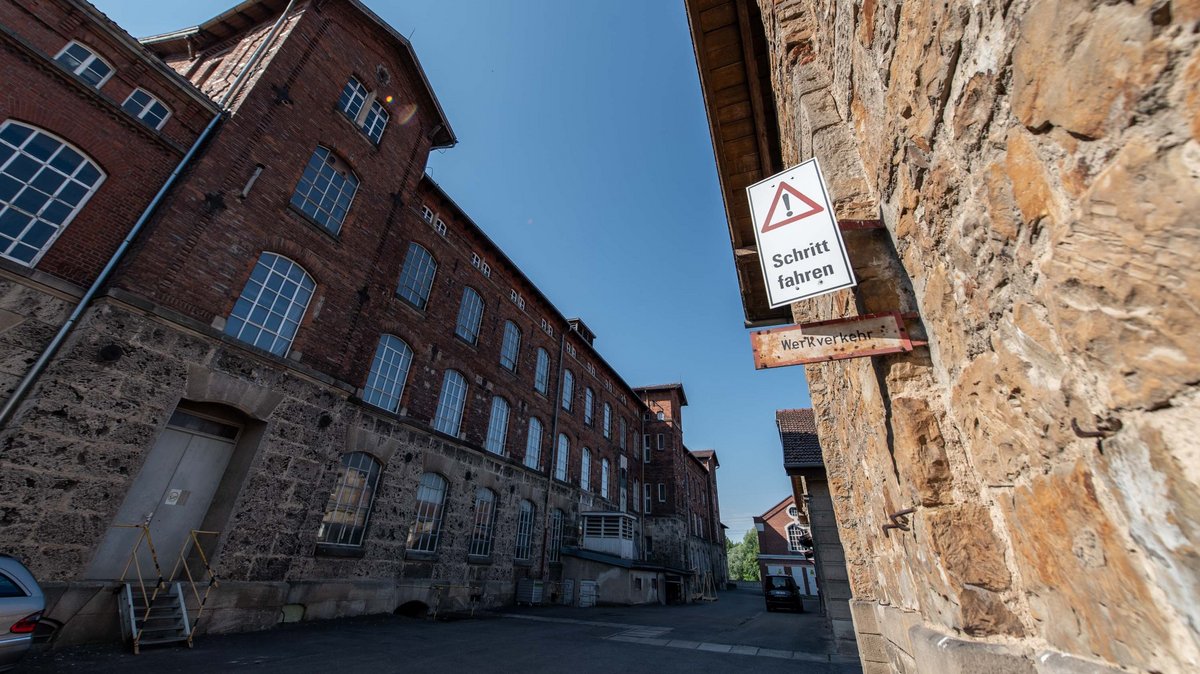 Der Hochbau, das Hauptgebäude der Fabrik, von hinten. Rechts Schlosserei, hinten eines der Turbinenhäuschen.