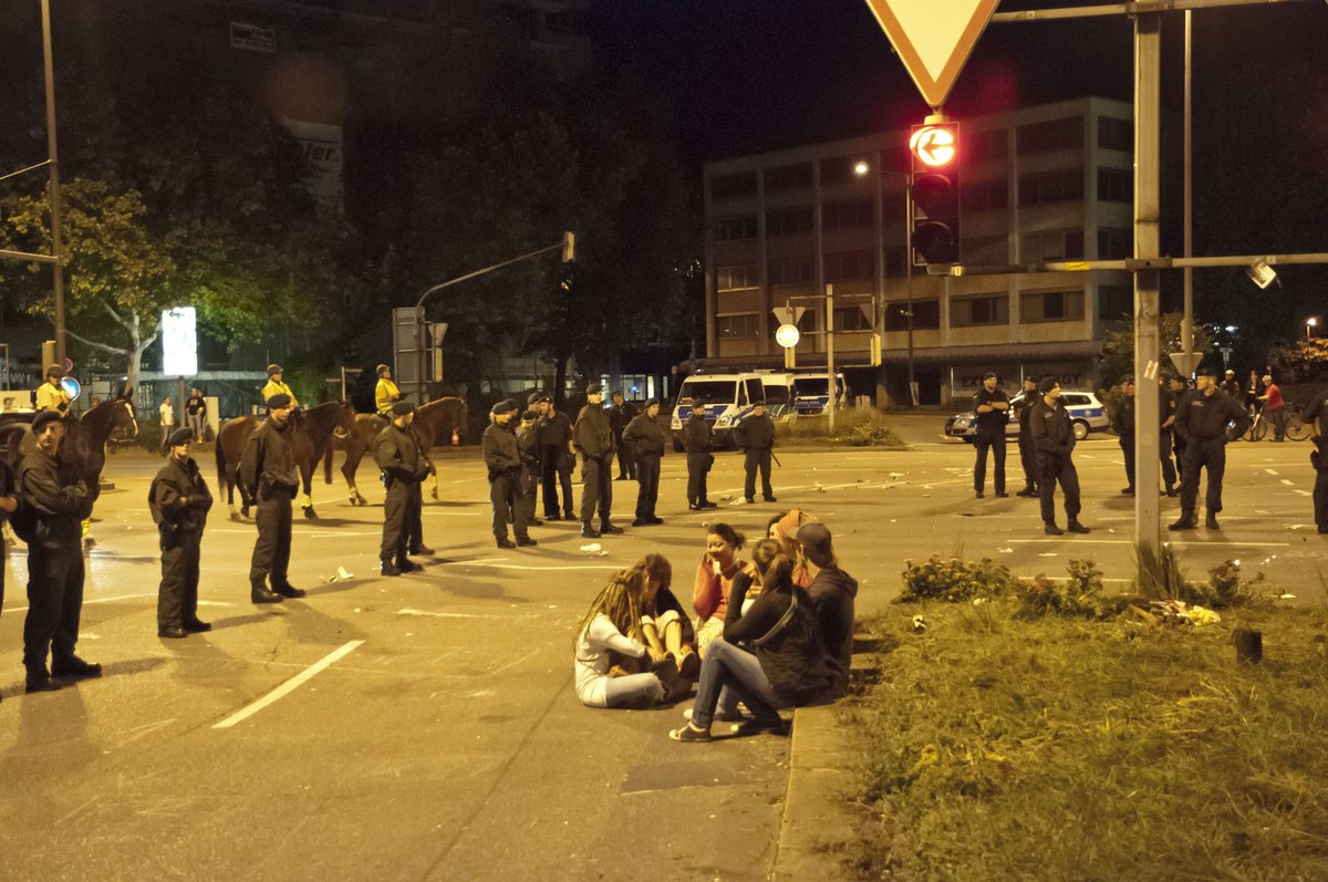 Erst kurz nach Mitternacht löst die Polizei die letzten Blockaden auf.