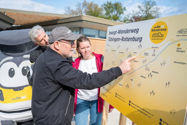 Am Tübinger Bahnhof: Überblick über die Route mit Tübingens OB Boris Palmer und "bwegt"-Maskottchen.