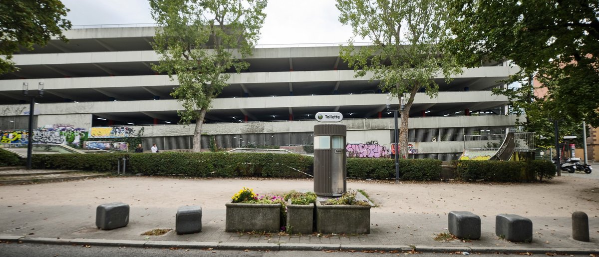 Das Züblin-Parkhaus schiebt sich wie eine Barrikade zwischen die beiden Stadtviertel.