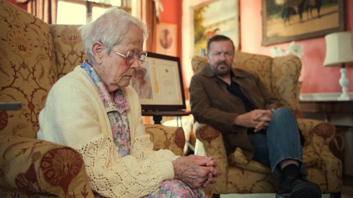 Schreibt über Menschen und ihr kleinbürgerlich-spießiges Leben: Klatschreporter Tony Johnson (Ricky Gervais, mit Annette Crosbie). Filmstills: Netflix