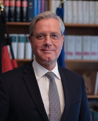Norbert Röttgen (CDU) spricht von einem "Vernichtungskrieg" Putins – und relativiert damit deutsche Verbrechen. Foto: Hannes Thoms, https://creativecommons.org/licenses/by-sa/4.0/legalcode