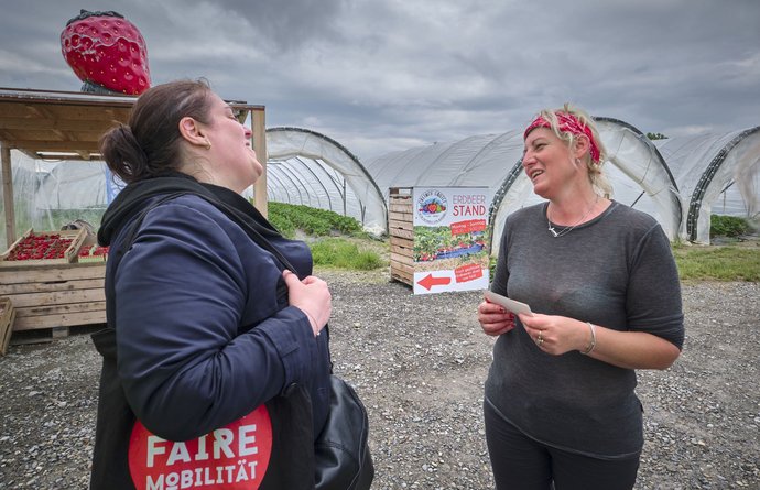 Suzana Maurer von der Fairen Mobilität mit Erntehelferin Monica. Suzana Maurer von der Fairen Mobilität mit Erntehelferin Monica.
