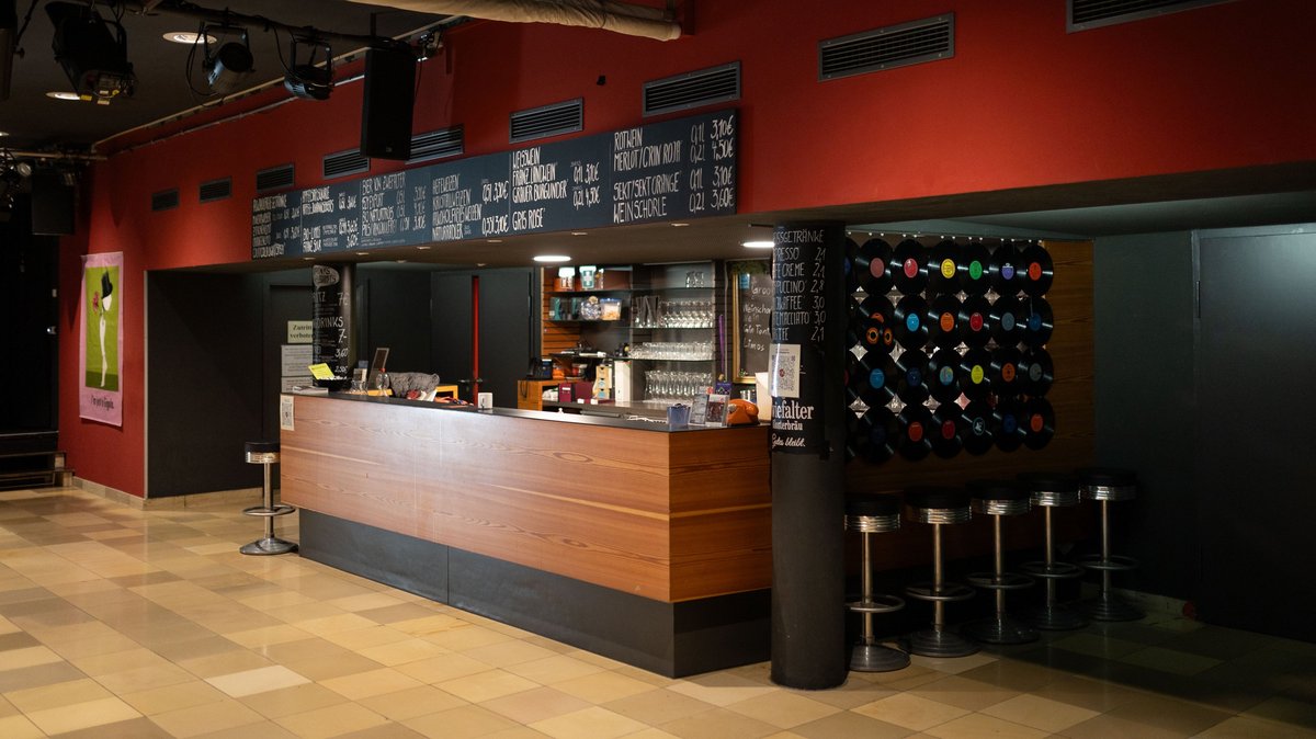 Mit dem Flair des einstigen Kinofoyers: Die Bar ... 
