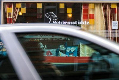 Auto vor dem Schirmstüble.