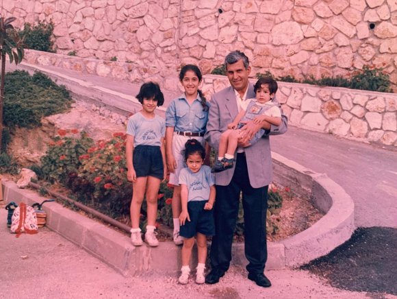 Abdelhadi (2. von links) 1993 mit ihren Geschwistern und ihrem Vater vor ihrer Schule in Nazareth. Foto: privat Abdelhadi (2. von links) 1993 mit ihren Geschwistern und ihrem Vater vor ihrer Schule in Nazareth. Foto: privat