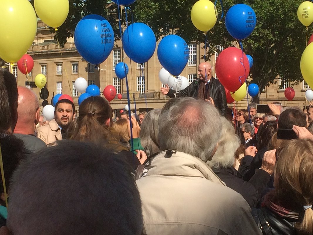 Super-Wieland geht auf die Straße. Ex-Moderator Backes kämpft mit seinem "Aufbruch" für eine prima Stadt. Hier mit Fans und Luftballons auf der B14 am 17. September 2017.