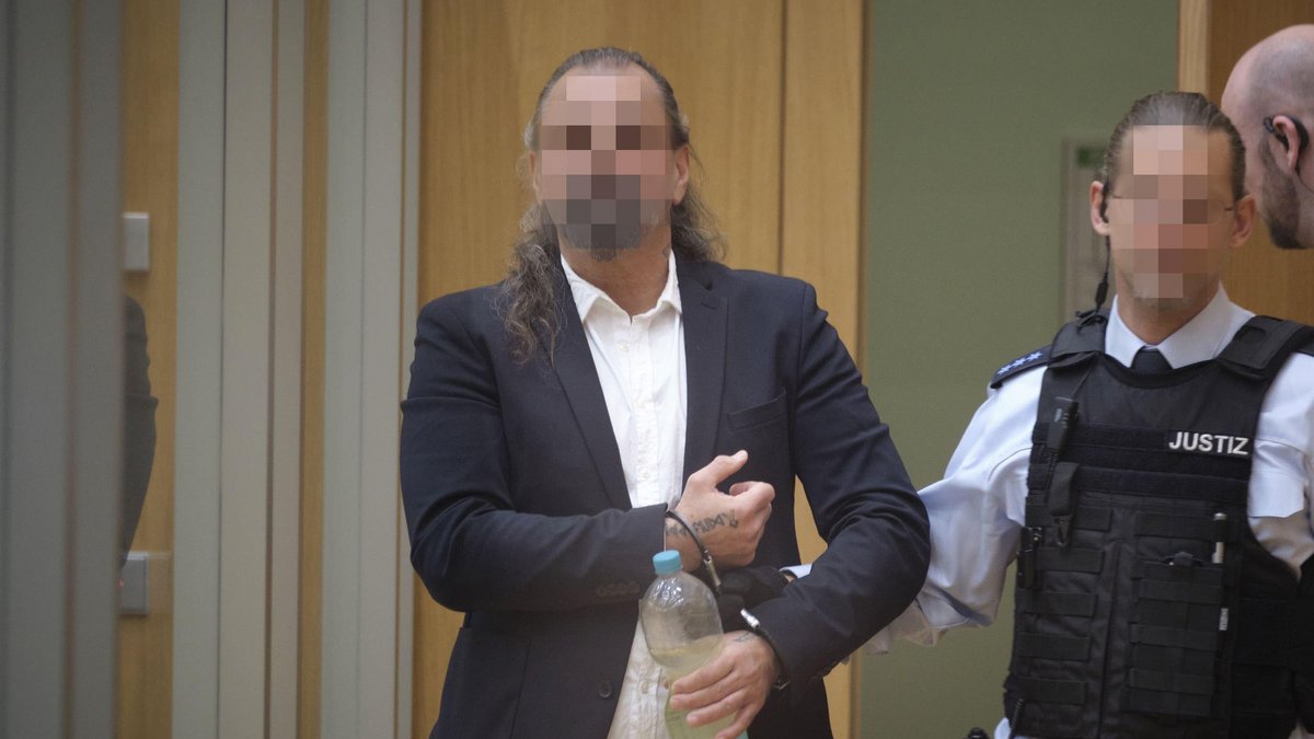 Ingo K., seit April 2022 in Untersuchungshaft, kommt zum letzten Gerichtstermin in Hemd und Sakko. Fotos: Joachim E. Röttgers