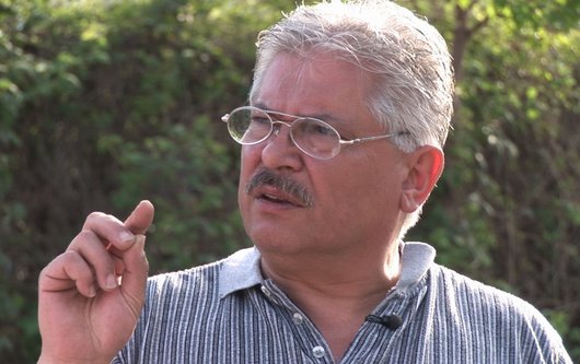 "Die Zeitzeugen sind alle weg", sagt Peter Reinhardt. Deswegen erinnert er an die Geschichte der Stuttgarter Sinti. Videostill: Uwe Kassai