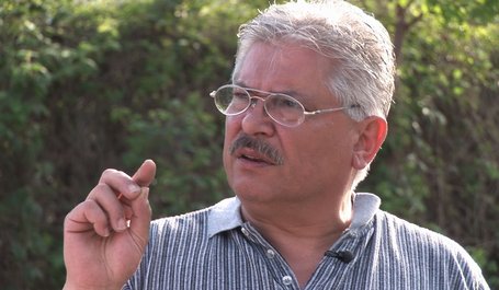 Peter Reinhardt erinnert an die Geschichte Stuttgarter Sinti. Videostill: Uwe Kassai