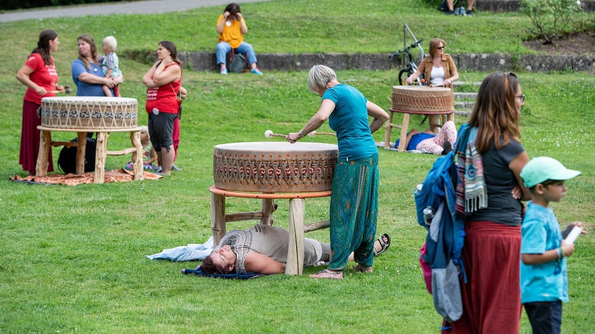 Esoterik trifft Politik: Heiltrommeln am Rande der Kundgebung des OB-Kandidaten und "Querdenken"-Gründers Michael Ballweg, Juli 2020, Stuttgart. Foto: Jens Volle