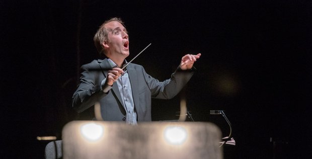 Dirigiert das Stück mit Leidenschaft: Titus Engel