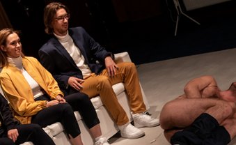 Humanoide servieren Malventee