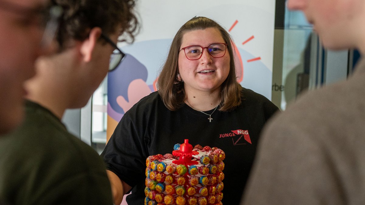 Gewerkschaftssekretärin Maren Schildenberger, 23, hat sich mit Infomaterial und Lollis eingedeckt. Fotos: Jens Volle