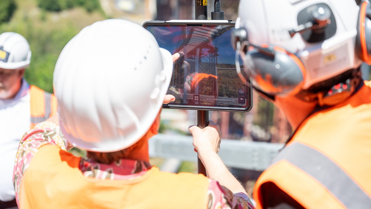 Razavi lässt sich das "BIM LÄB" vorführen, eine digitale Methode, die Bauen schneller, sicherer und effizienter machen soll.