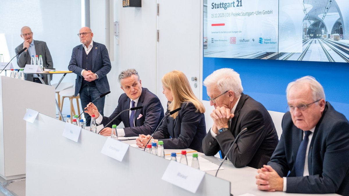 Von links: am Katzentisch Olaf Drescher, Vorsitzender DB-Projekt Stuttgart-Ulm, und Landesverkehrsminister Winfried Hermann (Grüne), sitzend Stuttgarts Oberbürgermeister Frank Nopper (CDU), Bahnchefin Evelyn Palla, Ministerpräsident Winfried Kretschmann (Grüne) und Rainer Wieland, Vorsitzender Verband Stuttgart.