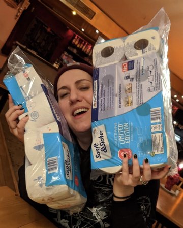 "Fuck the system" ist out: Morgen wird das Zeug auf dem Schwarzmarkt verhökert. 