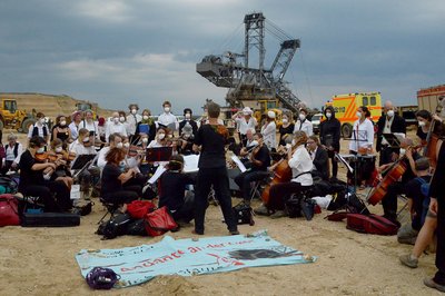 2015: "Andante an der Kante", Braunkohlerevier Rheinland. Foto: Lebenslaute