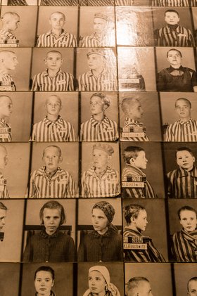 Gedenkraum mit Fotos von Kindern aus dem Vernichtungslager. Gedenkraum mit Fotos von Kindern aus dem Vernichtungslager.