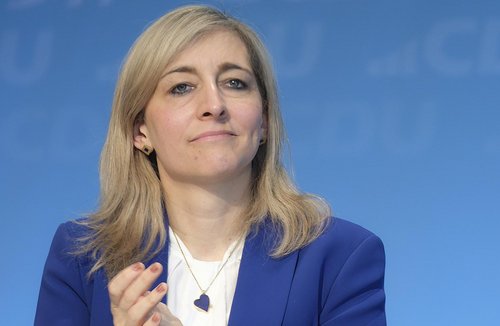 CDU-Generalsekretärin Nina Warken bringt Micky Maus ins Spiel.