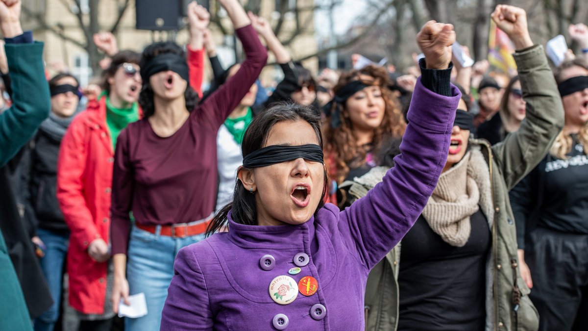 El violador eres tú (Der Vergewaltiger bist du), Protestperformance aus Chile zum Frauentag 2020 in Stuttgart. Foto: Jens Volle