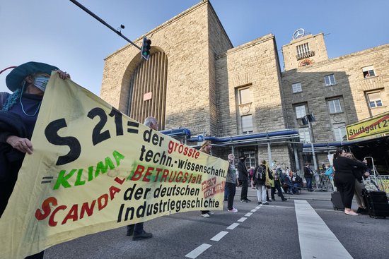 Protest gegen den Tiefbahnhof S 21 im September 2020. Dahinter die Hülle eines einst funktionierenden Bahnhofs. Protest gegen den Tiefbahnhof S 21 im September 2020. Dahinter die Hülle eines einst funktionierenden Bahnhofs.