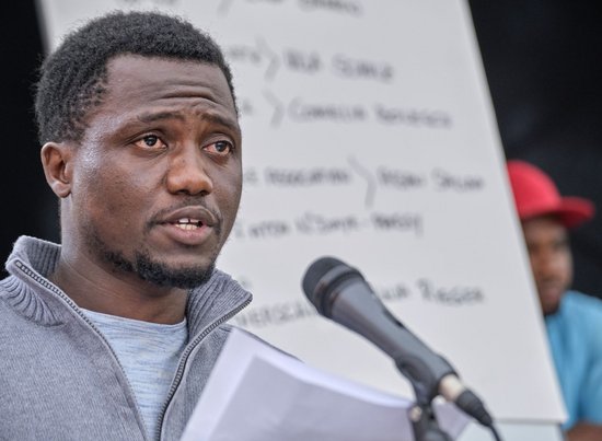 Viele, die an diesem Tag ins Mikro sprechen, hoffen auf bessere Zeiten – in Deutschland und in Gambia.