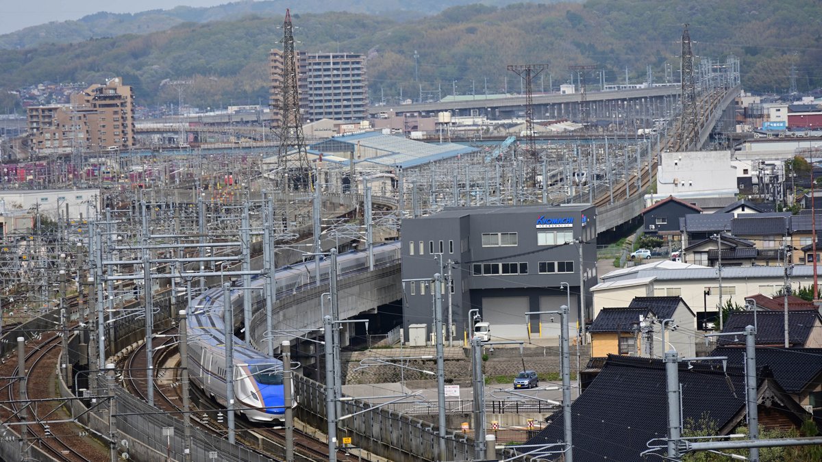 Ein Shinkansen modernster Bauart in Kanazawa – gut zu erkennen, dass die Bahntrassen ohne große Rücksicht durch die Städte gebaut werden.