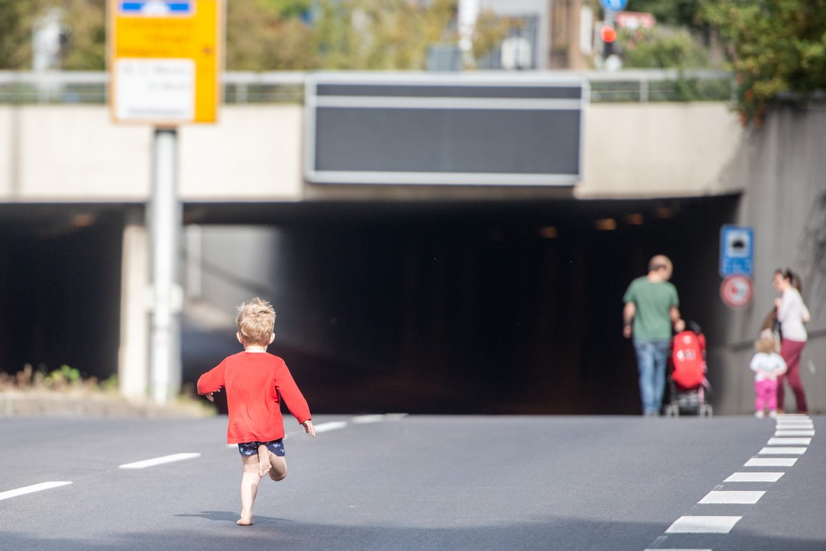 Straßen zu Spielplätzen. Fotos: Jens Volle