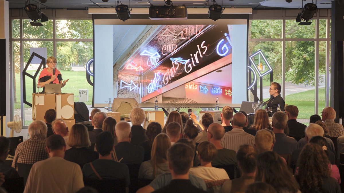 Stereotype Leuchtreklame, blinkende Herzen, Neonschriftzüge wie "Girls Girls Girls" machen auf einen Blick klar, wo man ist.