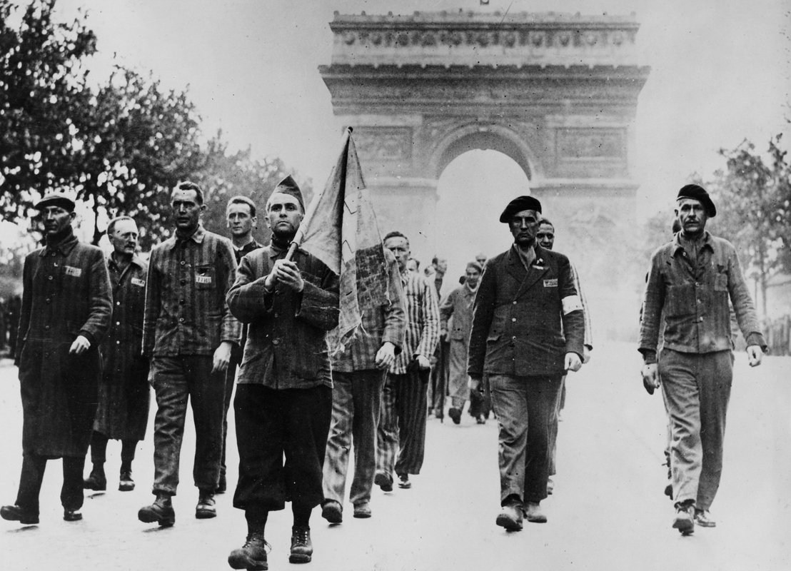 Parade befreiter politischer KZ-Häftlinge in Paris, 1. Mai 1945. Foto: KZ-Gedenkstätte Mittelbau-Dora.