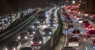 Tags wie nachts: wahnsinnig viele Autos. Tags wie nachts: wahnsinnig viele Autos.