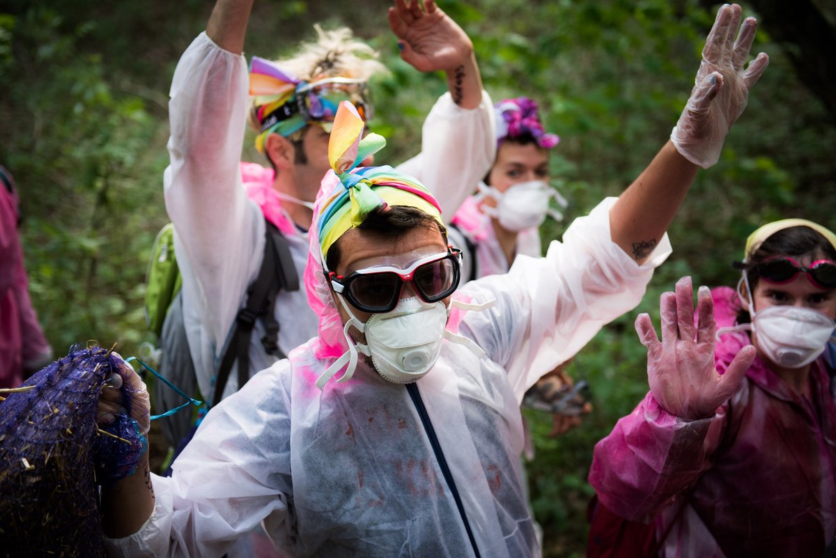 Corona-konform seit 2016: Ende-Gelände AktivistInnen auf ihrem Weg in die Braunkohle-Tagebaue der Lausitz, um dort den Betrieb lahm zu legen.