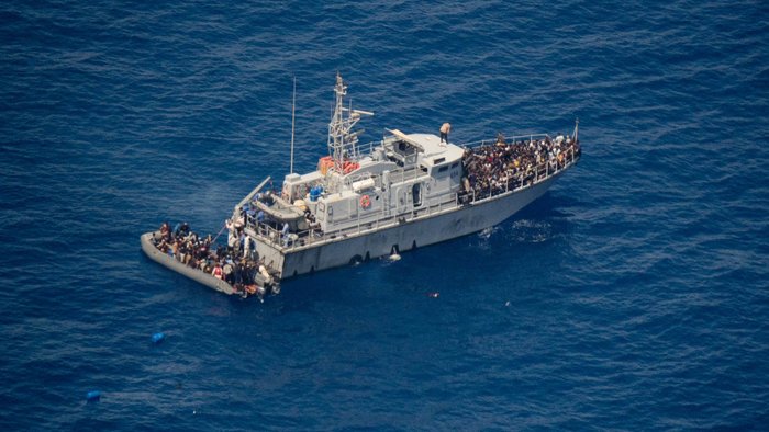 7.5.2018: Das von Italien gestifete und instandgehaltene Patrouillenboot Sabratah 654 der Libyschen Küstenwache fängt mehrere Hundert Menschen von mindestens drei Schlauchbooten ab und verschleppt sie zurück ins Kriegsgebiet.