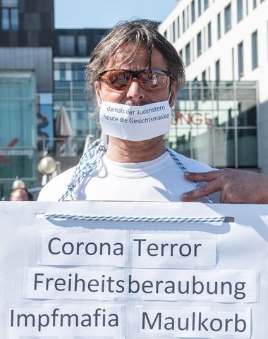 Und es könnte noch schlimmer kommen: wirrer Protest gegen Corona-Maßnahmen, Stuttgart im April 2020. Foto: Jens Volle