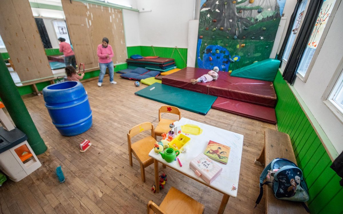 Spielsaal mit Kletterwand – hier dürfen die Kinder machen und lassen, was und wie sie wollen.