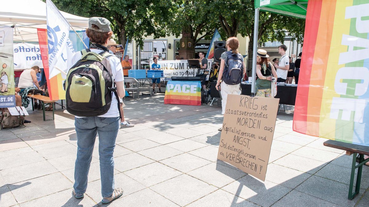 In der Bruchsaler Innenstadt gibt es Protest gegen den Tag der Bundeswehr. 