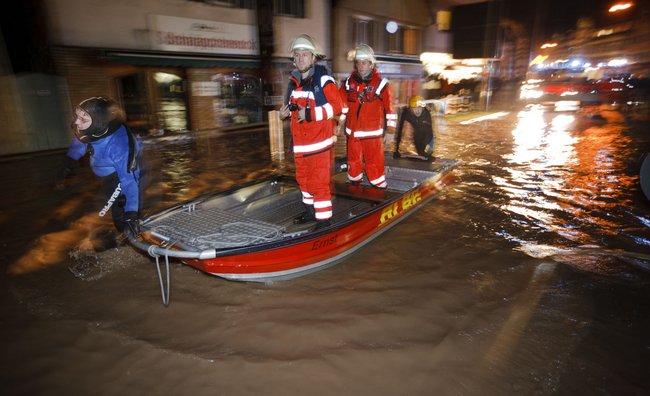 Murr-Hochwasser 2011, die DLRG evakuiert mit Boot Ernst. Foto: Gottfried Stoppel
