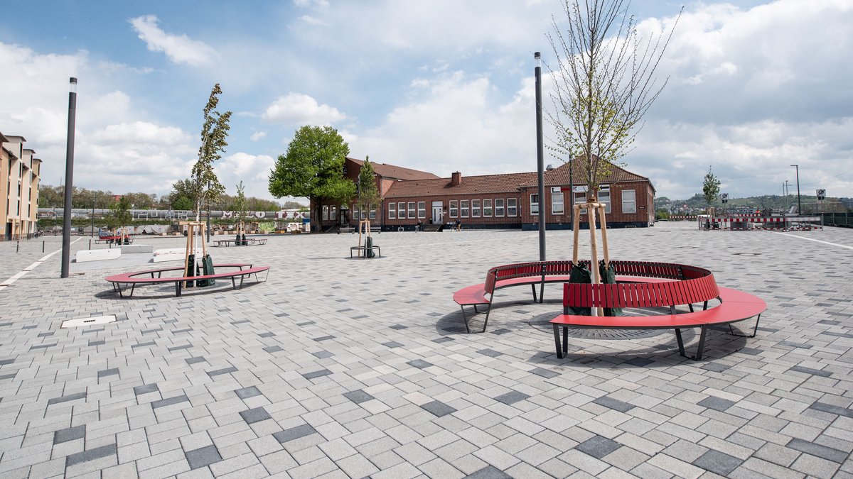 50 Grad Ende Juni: Der Marga-von-Etzdorf-Platz ist ein Musterbeispiel Stuttgarter Versiegelungslust. Foto: Jens Volle