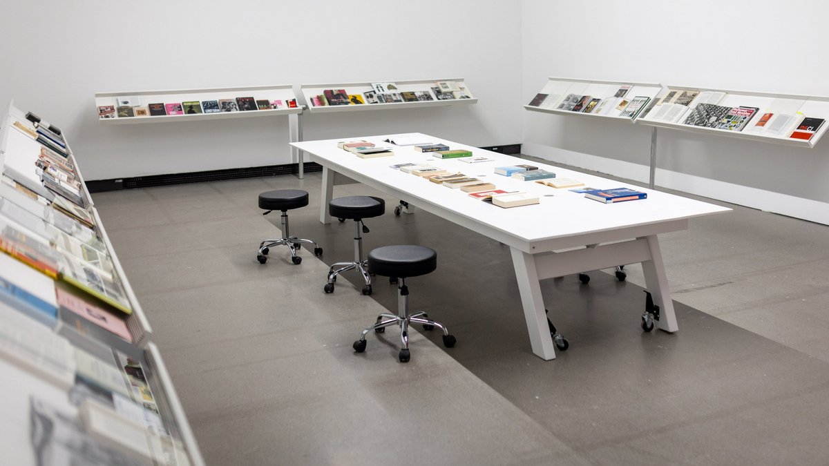 Bibliothek der Künstlerin in einem eigenen Raum der Ausstellung.