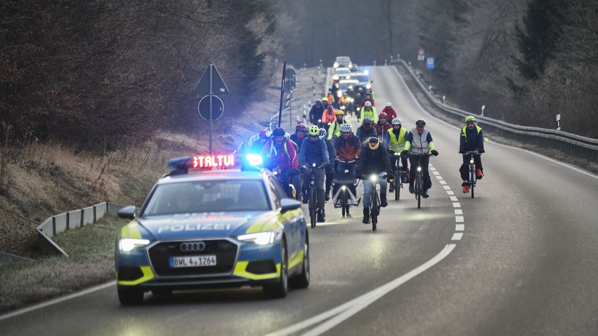 Morgens um kurz vor acht: Die 34 Radler:innen erreichen die Ausläufer des Schwarzwalds. Zwei Polizeiautos dienen ihrem Schutz.