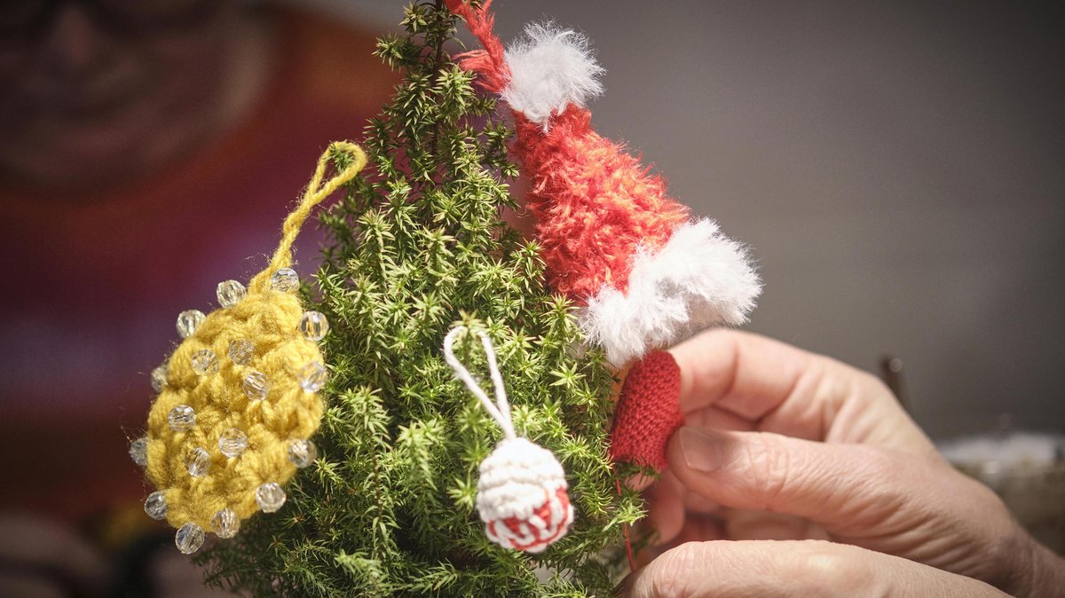 Der gehäkelte Weihnachtsschmuck prangt an Sträßenbäumen und -bäumchen.