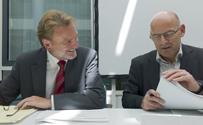 Im Mai 2011 bei der Pressekonferenz des Stuttgart-21-Lenkungskreises mit DB-Infrastrukturvorstand Volker Kefer. Foto: Joachim E. Röttgers