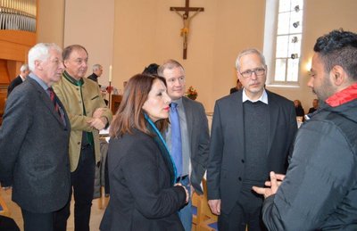 Ministerin Bilkay Öney (Mitte) zu Besuch in Mägerkingen und bei Pfarrer Martin Rose (2. v. r.). Foto: Gudrun Grossmann